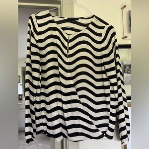 🖤🤍 Black and white Banana Republic faux wrap blouse. Sz. M